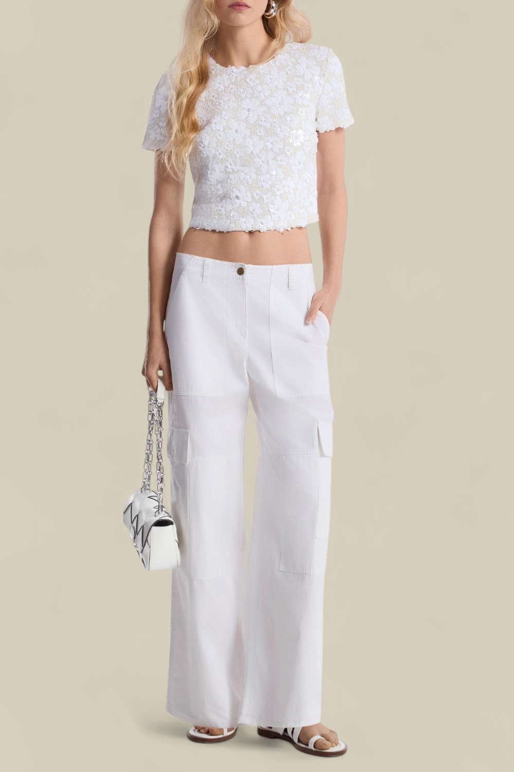 תמונת כל הלוק של מכנסי קרגו רחבים